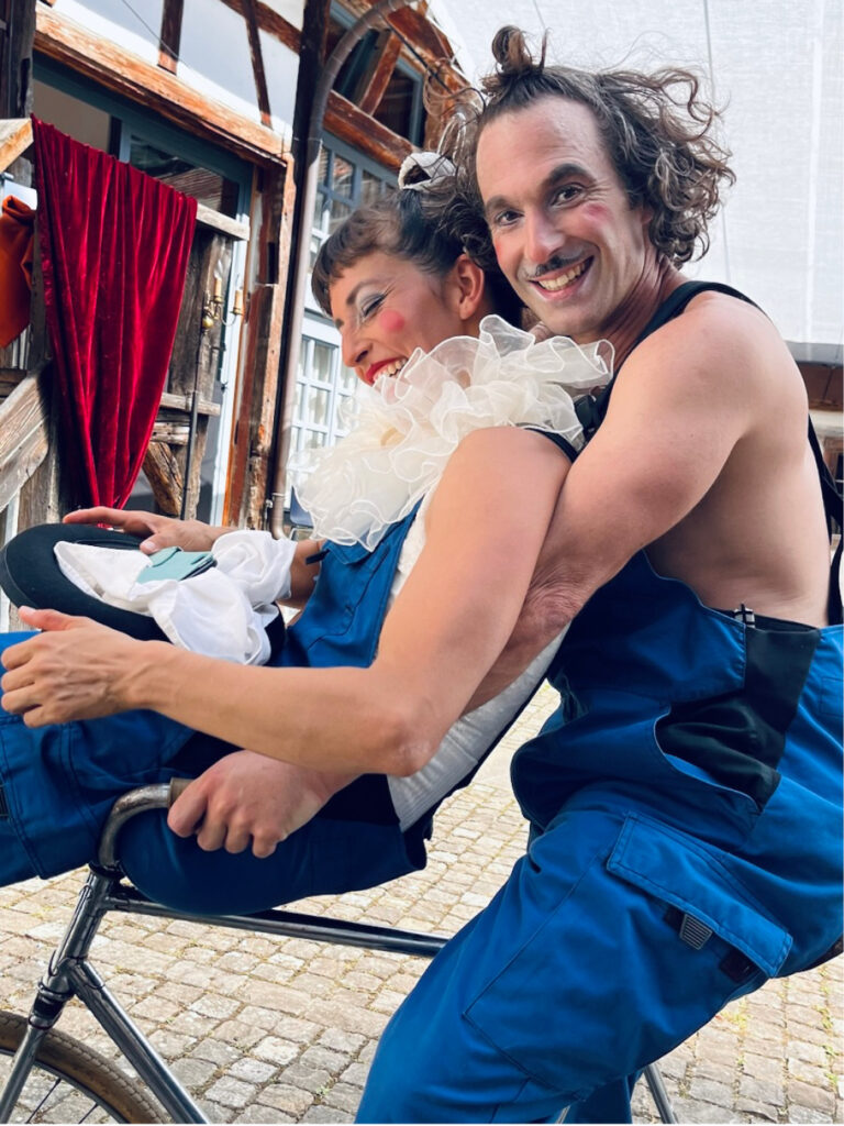 Lucy und Lucky Loop, Strassentheater